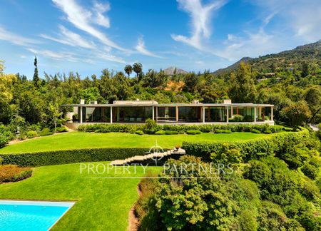 Insuperables vistas en gran parque privado · Arquitectura José Domingo Peñafiel