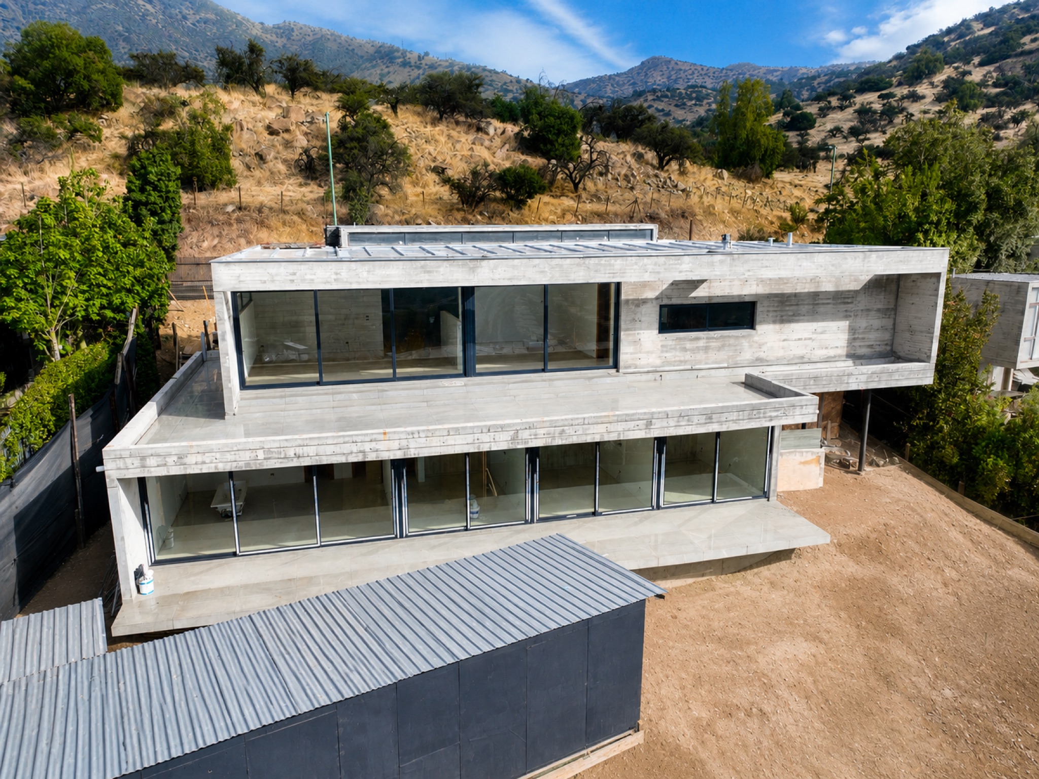 Casa contemporánea de hormigón con vista al valle · Manquecura, Lo Barnechea