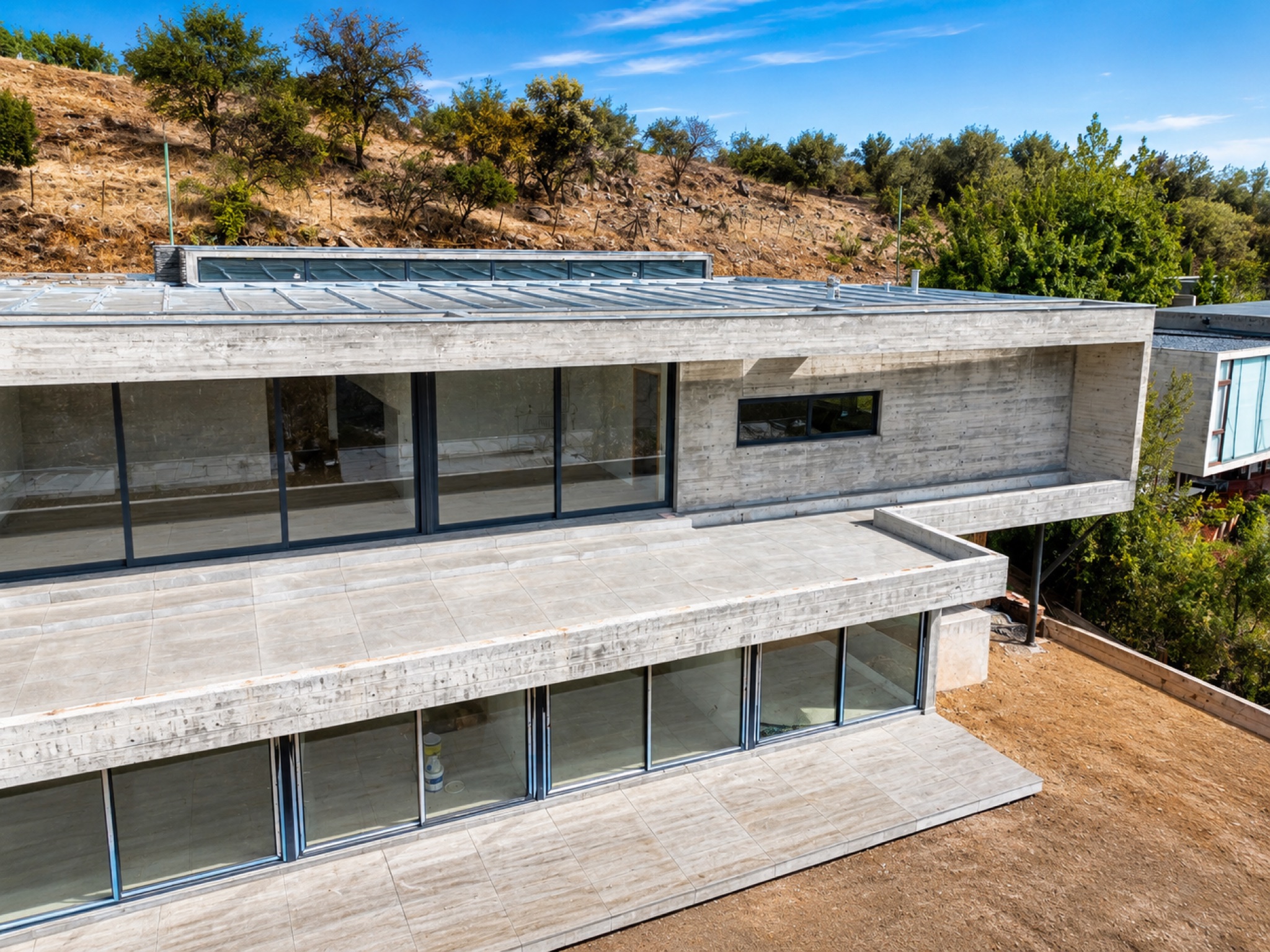 Casa contemporánea de hormigón con vista al valle · Manquecura, Lo Barnechea — miniatura 2