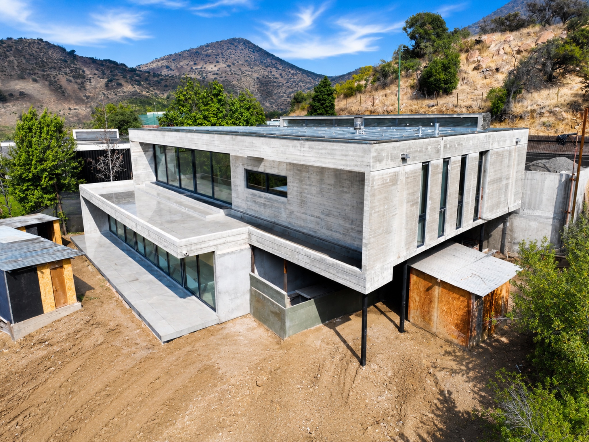 Casa contemporánea de hormigón con vista al valle · Manquecura, Lo Barnechea — miniatura 4