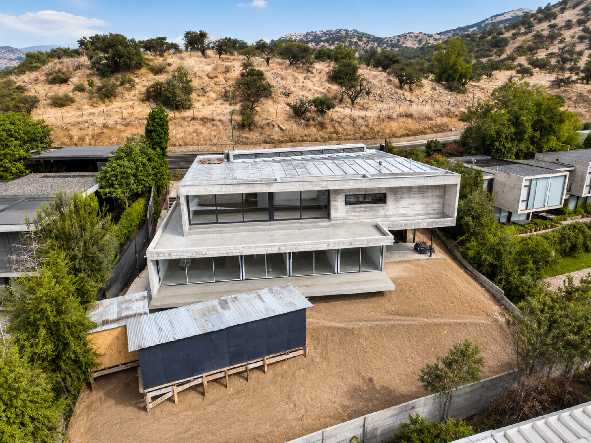Casa contemporánea de hormigón con vista al valle · Manquecura, Lo Barnechea — miniatura 5