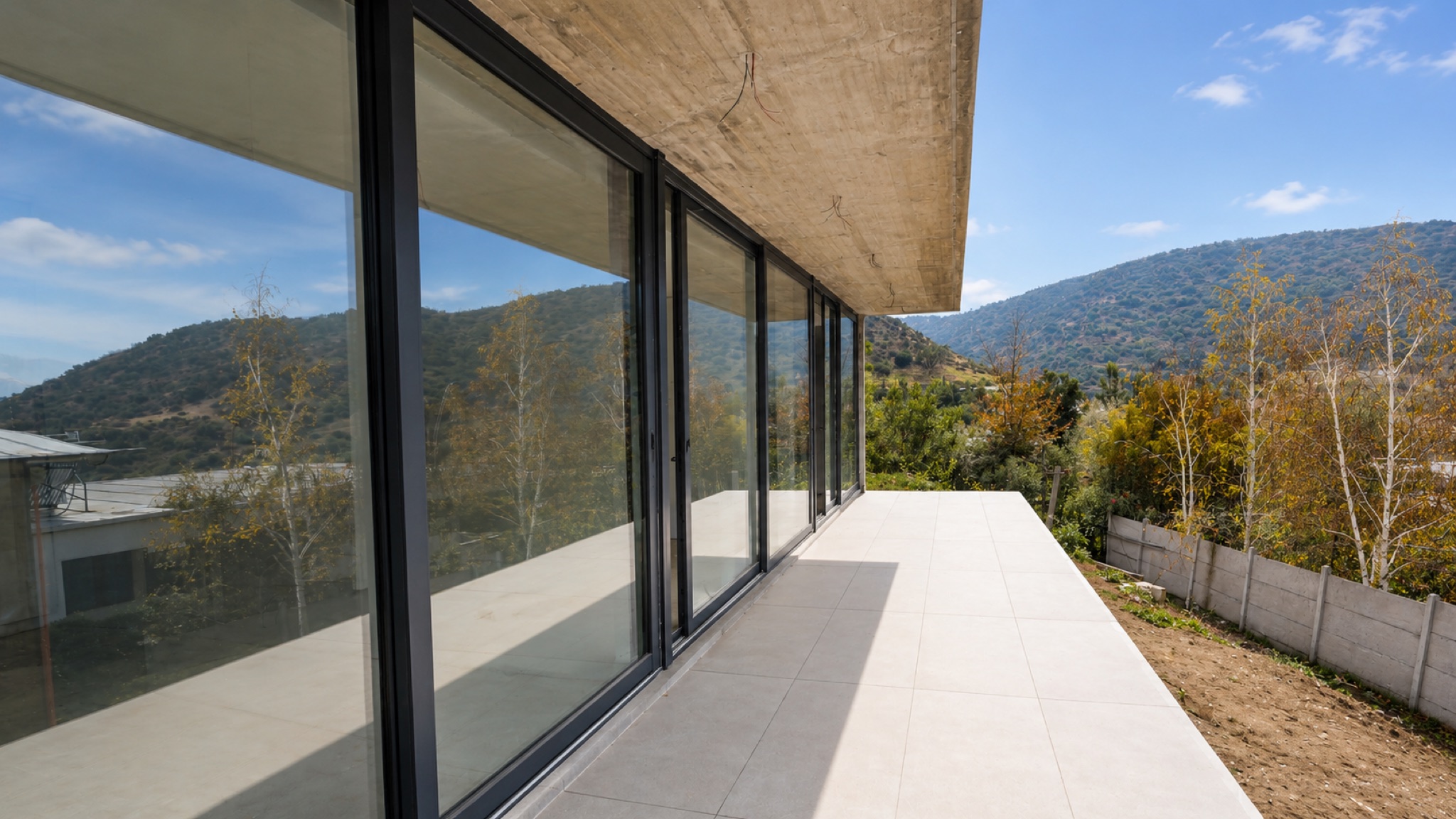Casa contemporánea de hormigón con vista al valle · Manquecura, Lo Barnechea — miniatura 26